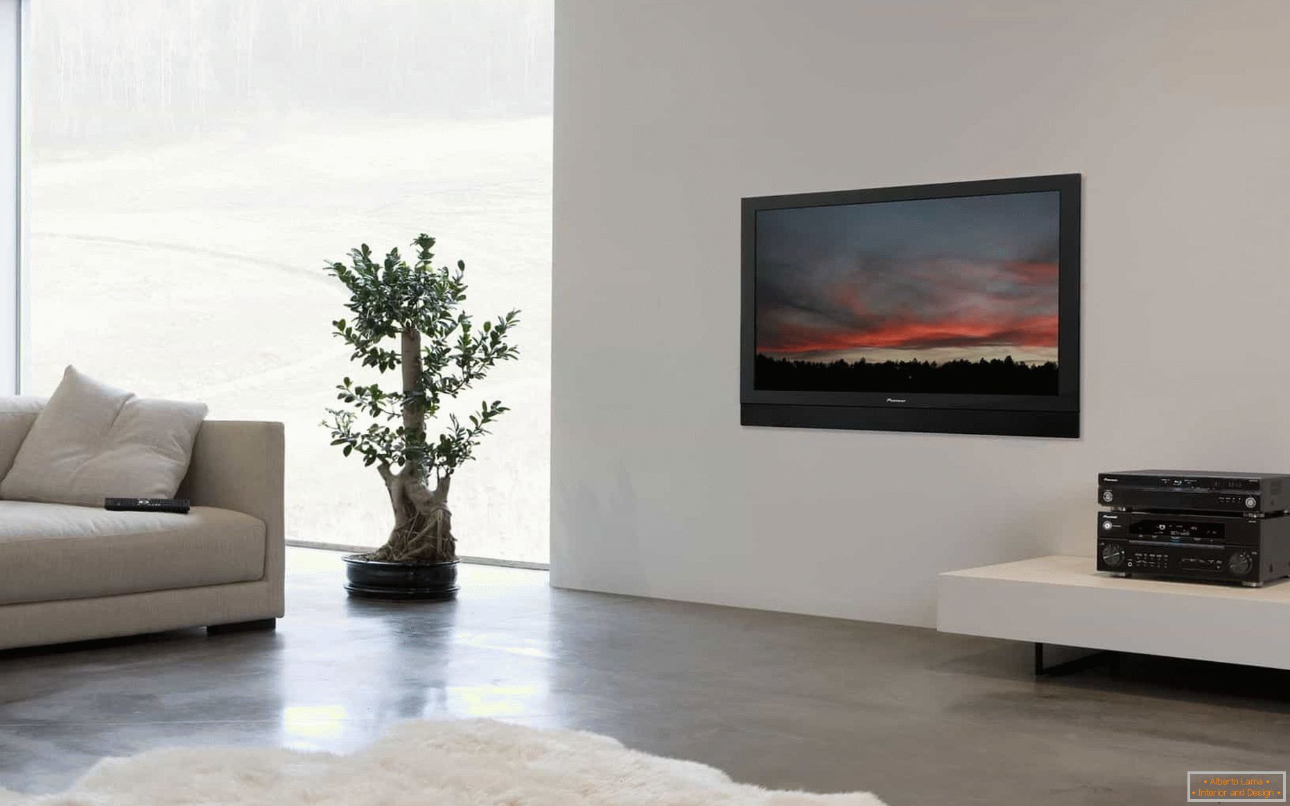 Телевизия на бялата стена в хола