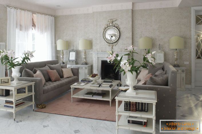 Всекидневната във френски стил е декорирана в светли цветове. В стаята има романтична, уютна атмосфера.