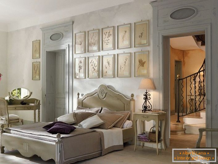 В съответствие с традициите на френския стил за спалнята се избират лаконични леки мебели от дърво. Интересен детайл е колаж от снимки над главата на леглото.