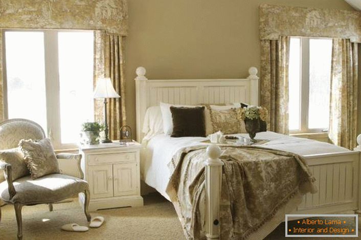 Романтичният стил в спалнята за гости е уникална елегантност. Светлите бежови цветове в комбинация с бялото мебели изглеждат нежни, създават комфортна атмосфера за отдих.