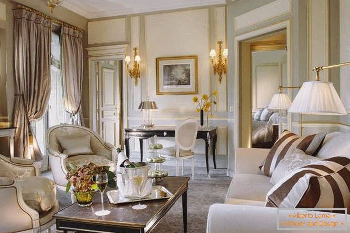 Малката стая за гости е проектирана в съответствие с изискванията на френския стил. Добър пример за осветление на хола. 