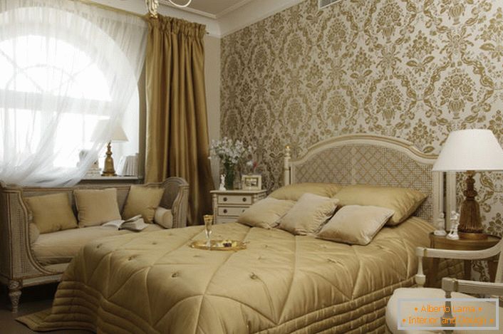 Малка фамилна спалня във френски стил с голям дъговиден прозорец изглежда стилна и грандиозна.
