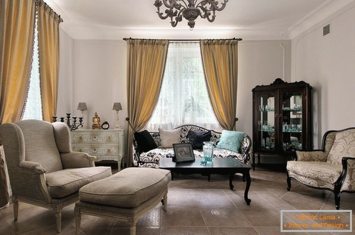 Френският стил в интериора на стаята за гости изглежда спокоен и елегантен. Шикозният му интериор осигурява гладка линия мебели и правилно подбрани осветителни тела.