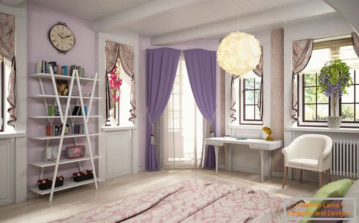 Спалнята във френския стил е светла и просторна. Прозоречните отвори са украсени с лаконични ламбрекени. 