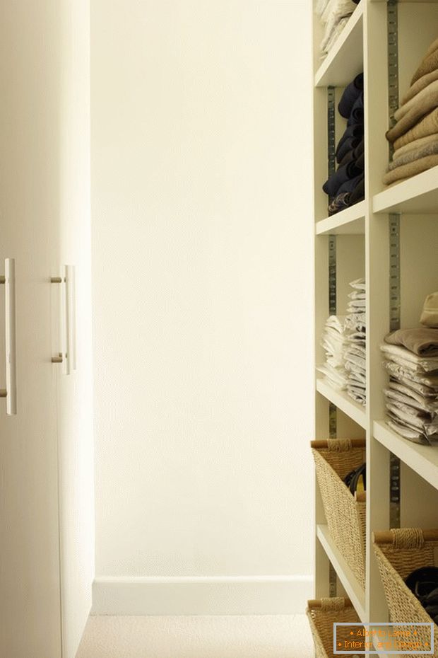 Съхранение на дрехи в дизайна на малка стая