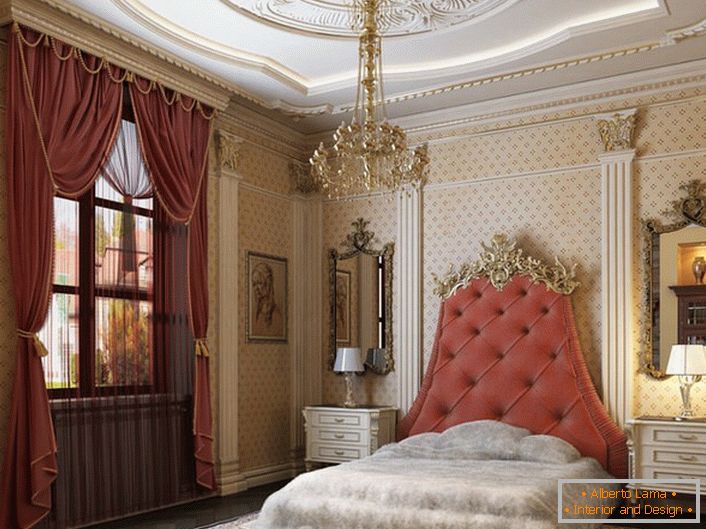 В центъра на дизайнерския състав е леглото с висок табло, тапицирано с мека тъкан с цвят на чаена роза. 
