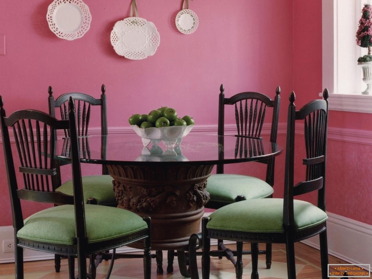 Комбинацията от зелени столове в розова трапезария