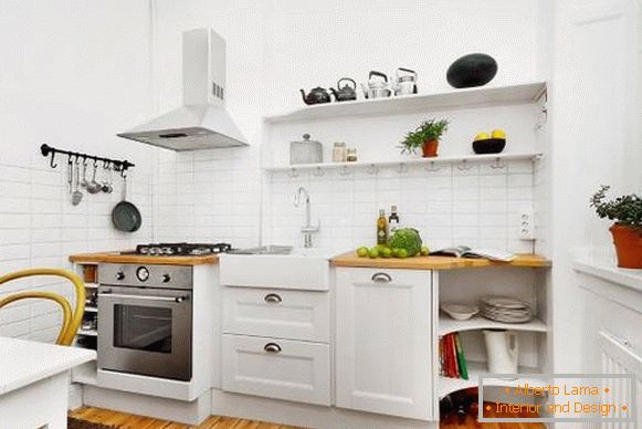 Снимка на необичаен кухненски интериор в бял цвят