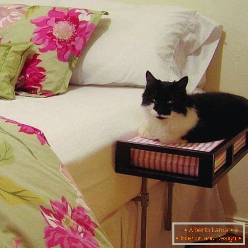 Нощна масичка с място за котка