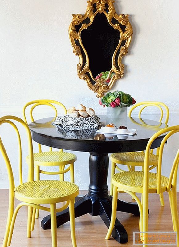 Ярки жълти столове и черна маса за хранене