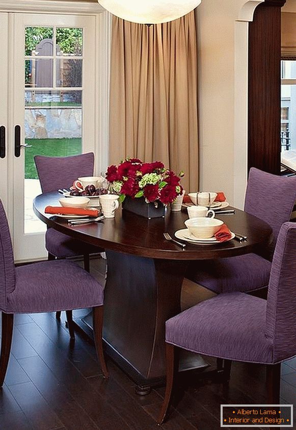 Purple столове в класическата трапезария