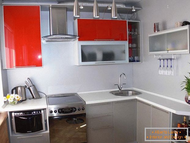 Модерен кухненски комплект с выдвижными шкафами