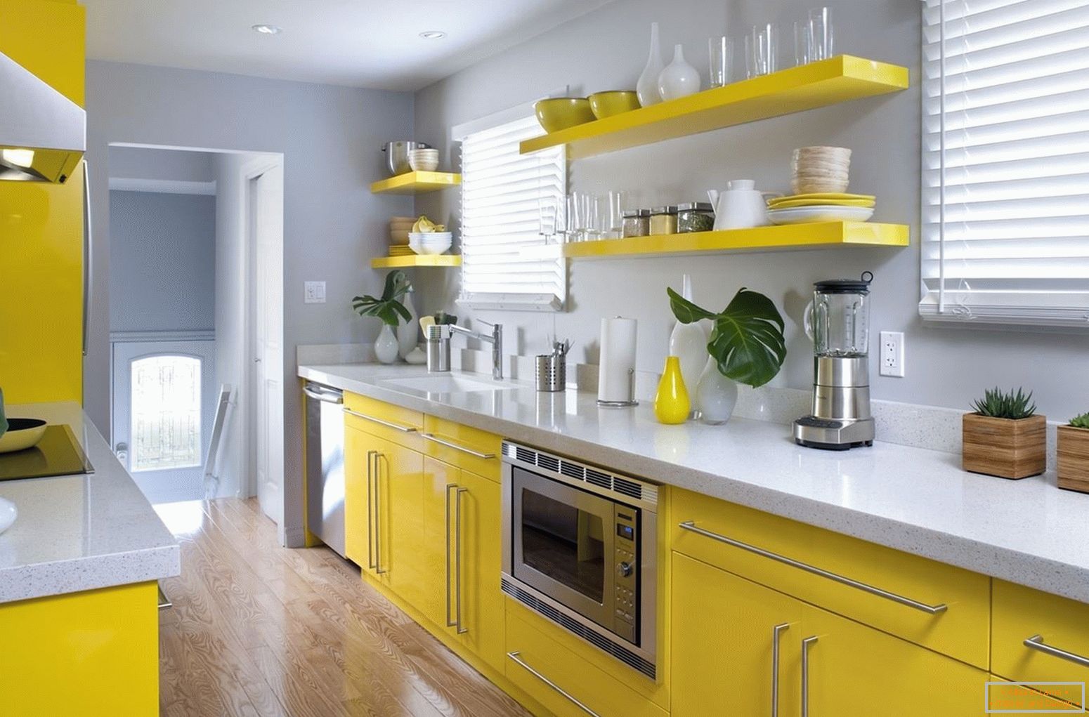 Комбинацията от жълти мебели и сиви стени в кухнята