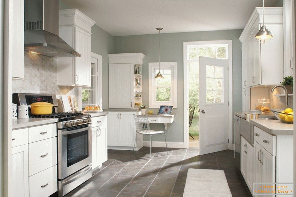 Бели мебели и сиви стени във вътрешността на кухнята