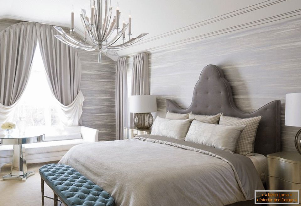 Луксозен интериор в спалнята със сив текстил