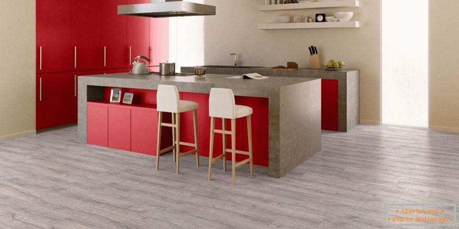 Комбинацията от сиви настилки, бежови стени и червени мебели в кухнята