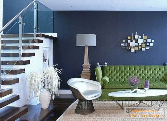 Зелен диван и сини стени в хола