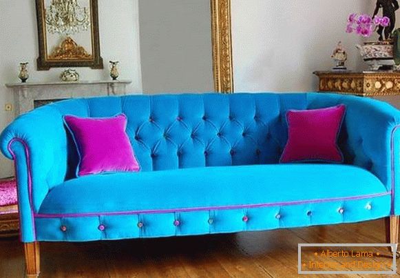 Светло синьо с розов диван в хола