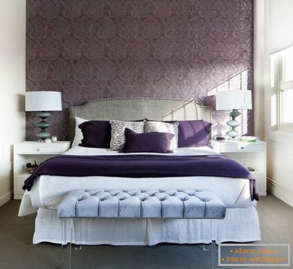 Стил на спалнята в лилави тонове със сини детайли