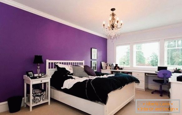 Светли пурпурни стени в спалнята зад таблото