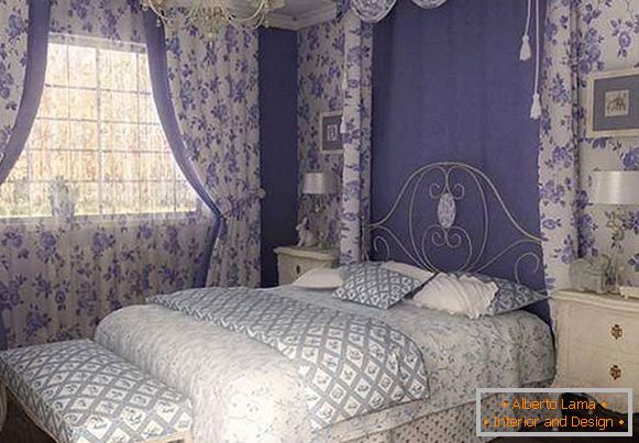Комбинацията от бяло и лилаво във вътрешността на спалнята