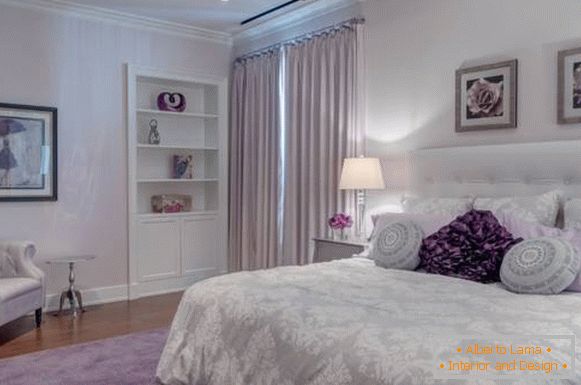 Спалня в лилаво с бели акценти