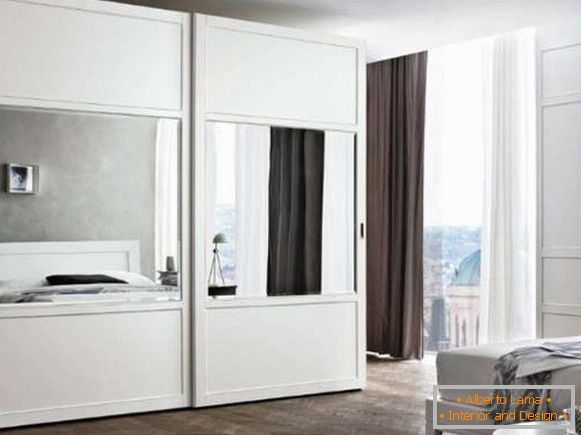 Бялото гардеробно отделение в спалнята - снимка в интериорния дизайн