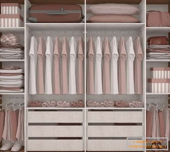 Плъзгащи се гардероби в интериорния дизайн на спалнята - снимка с 4 врати