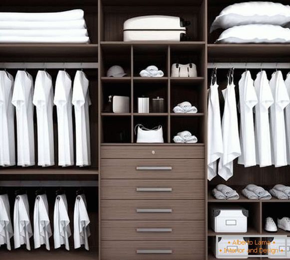 Удобен трикрилен гардероб в спалнята - вътрешна снимка