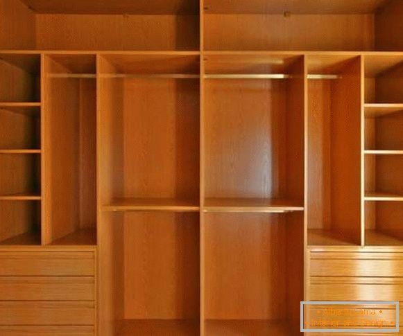 Дървен шкаф за спалня - снимка на интериорен дизайн