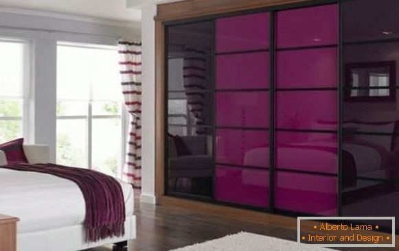 Вграден гардероб със стъклени врати - снимка в спалнята