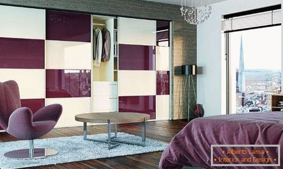 Спалня в лилав цвят с вграден гардероб