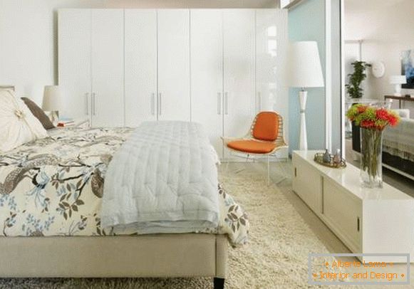 Модерен гардероб в спалнята в бял цвят