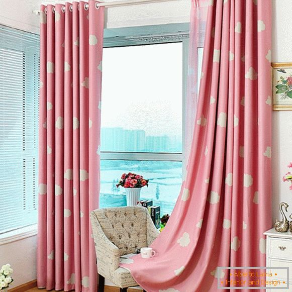 Розови завеси върху отворите в спалнята