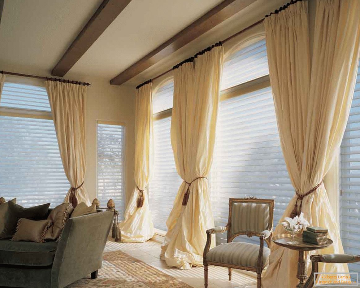 очарователни-дневна-завеси-комплекти-с-падащия таван-дизайн-и-кафяви-подемен завеси-и-разтегателен диван-на-килим-и-две-фотьойл-с-дървени-малка маса