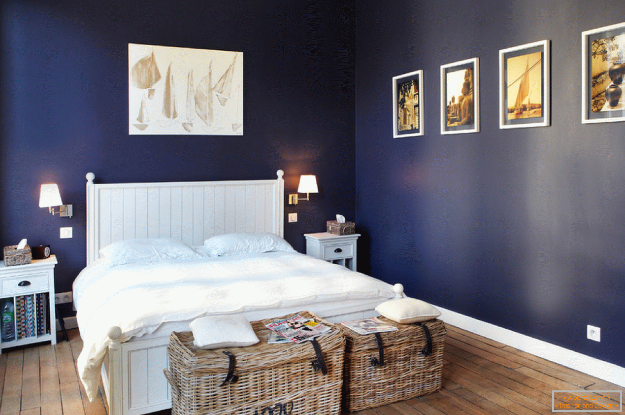 Сини стени в спалнята
