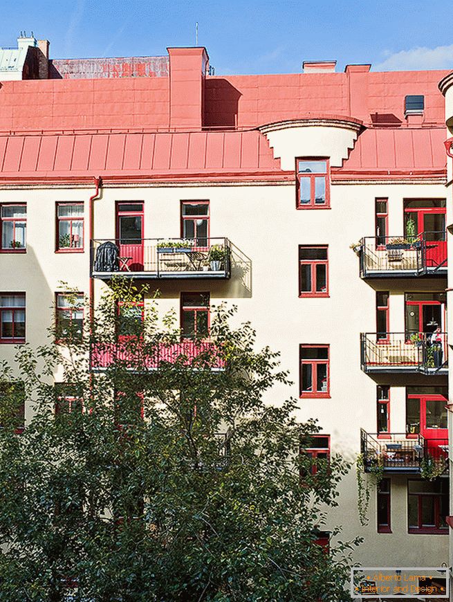 Фасадата на къщата, в която се намират апартаментите