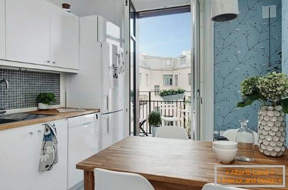 Кухня с балкон в едностаен апартамент в скандинавски стил