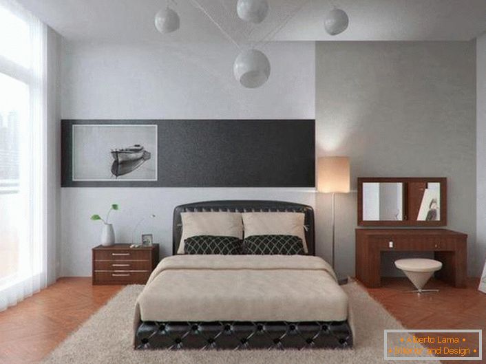 Светла спалня в хай-тек стил в градски апартамент. Интересен дизайн на полилея.