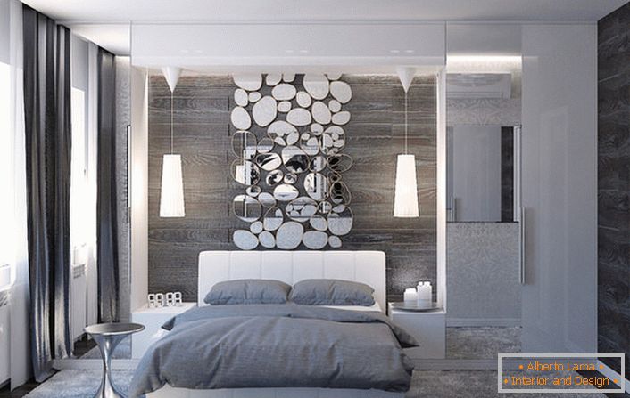 Стената над главата на леглото е украсена със стилен колаж с овални огледала.