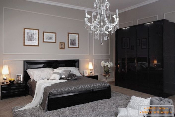Уютна и стилна спалня с високотехнологичен стил, направена в светлосиви тонове, с контрастиращи черни мебели.