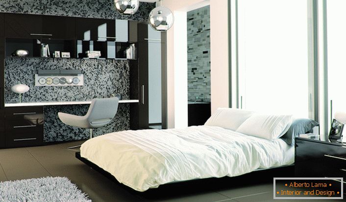 В дизайна на спалнята мебели с лъскава повърхност се комбинира успешно с матирани стени.