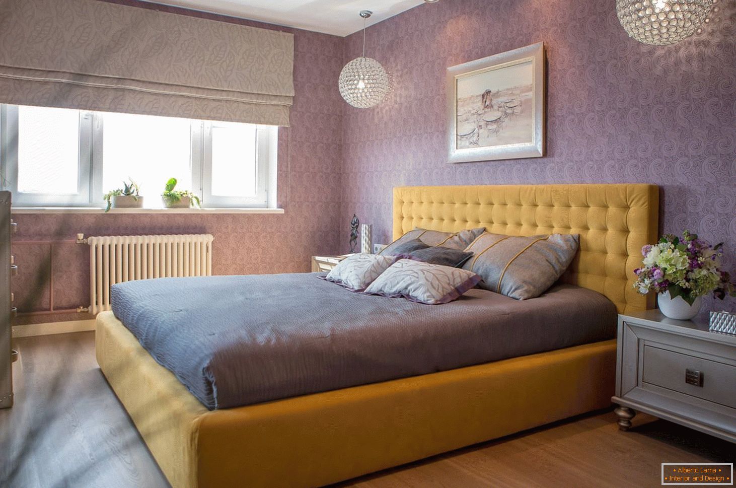 Жълто легло в лилав интериор