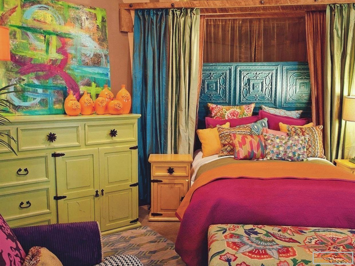 Интериор в спалня в ярки цветове