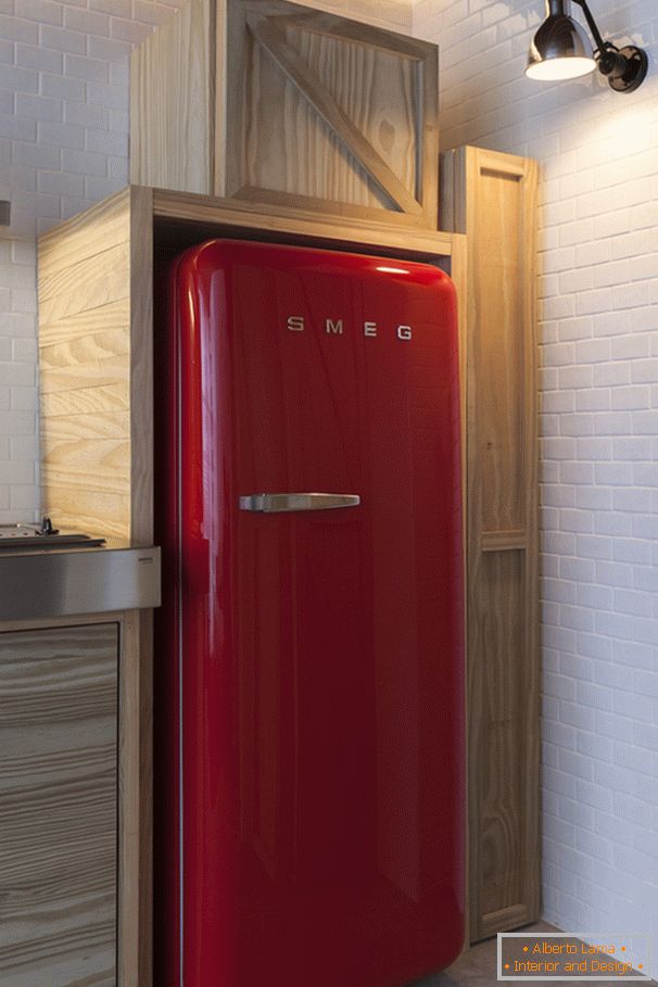 Червен хладилник в интериорния дизайн на малък апартамент