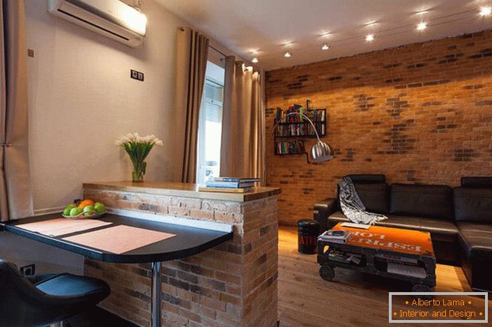 В дизайна на едностаен апартамент в таванското помещение се използват топли цветове бежово. В семеен топъл интериор - необичайно решение за таванското помещение.