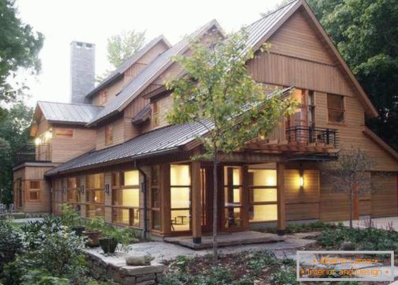 Голяма дървена къща - снимка навън с сайдинг