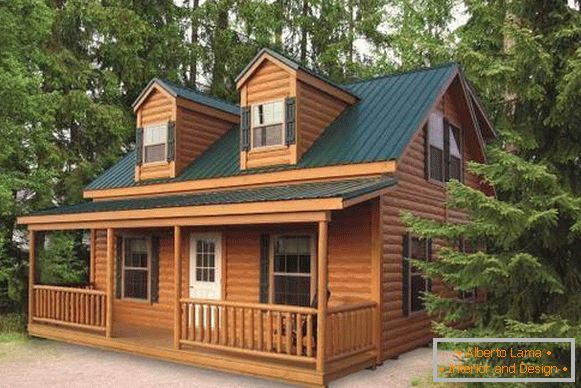 Боядисани дървени къщи - снимка със зелен покрив