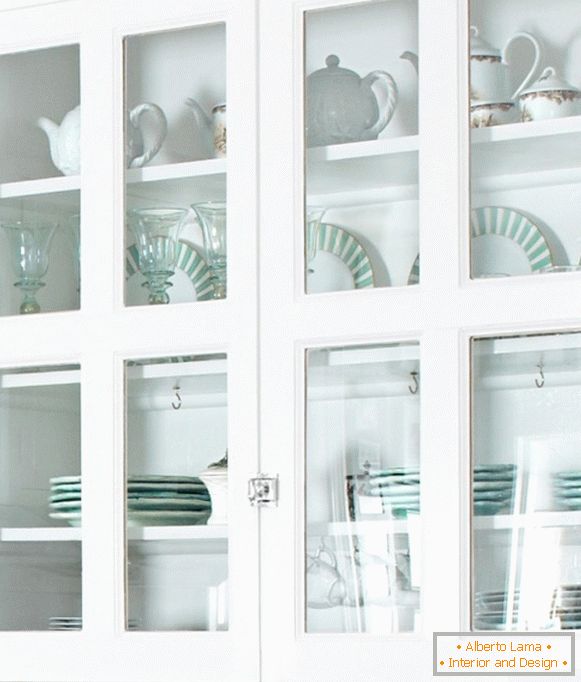 кухненско обзавеждане със стъклени врати