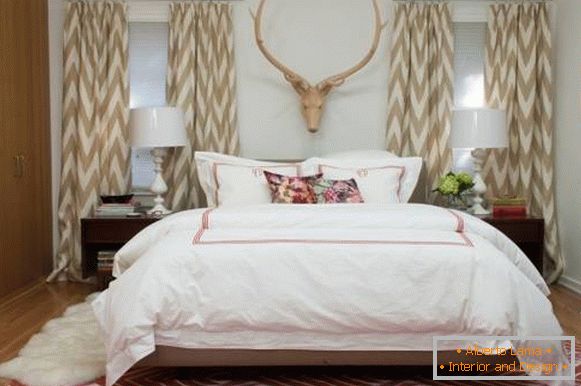 Красив дизайн на завеси за спалня в бежов цвят